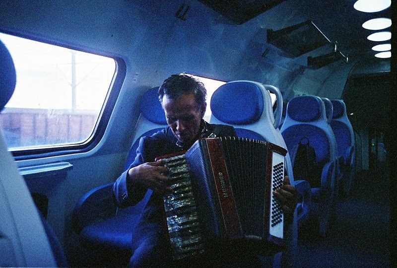 Pușca și cureaua lată, ce bărbat sunt deocamdată.